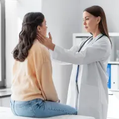 Läkare undersöker patient som upplever stickningar i kroppen.