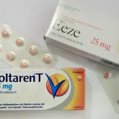 Två förpackningar med Voltaren T och Eeze, båda innehåller diklofenakkalium för smärta, inflammation och feber, samt vid migrän.
