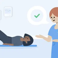 Fysioterapeut uppmuntrar patient som tränar för att hantera gonartros.