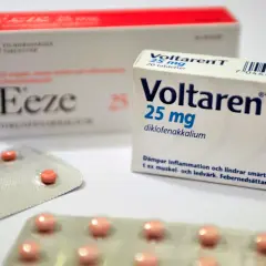 Två förpackningar med Voltaren T och Eeze, båda receptfria analgetika för smärta och inflammation.