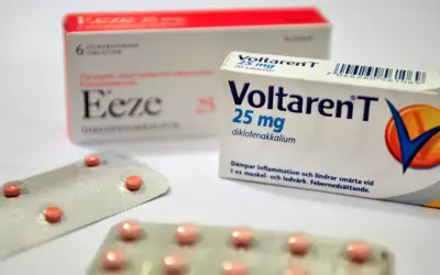 Två förpackningar med Voltaren T och Eeze, båda receptfria analgetika för smärta och inflammation.
