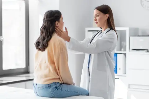 Läkare undersöker patient som upplever stickningar i kroppen.