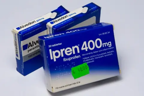 Två paket Alvedon och ett paket Ipren, vanliga läkemedel mot smärta och feber.