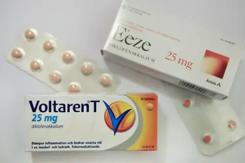 Två förpackningar med Voltaren T och Eeze, båda innehåller diklofenakkalium för smärta, inflammation och feber, samt vid migrän.