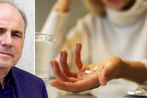 En man med bekymrat ansikte bredvid en hand som håller tabletter, kanske för att lindra migrän. Naproxen mot migrän kan vara en lösning.