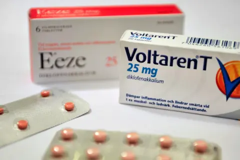 Två förpackningar med Voltaren T och Eeze, båda receptfria analgetika för smärta och inflammation.