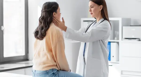 Läkare undersöker patient som upplever stickningar i kroppen.