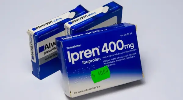 Två paket Alvedon och ett paket Ipren, vanliga läkemedel mot smärta och feber.