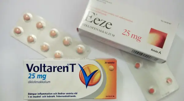 Två förpackningar med Voltaren T och Eeze, båda innehåller diklofenakkalium för smärta, inflammation och feber, samt vid migrän.