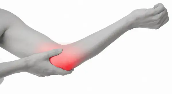 En arm med en rödmarkerad armbåge, som indikerar smärta vid artros armbåge.
