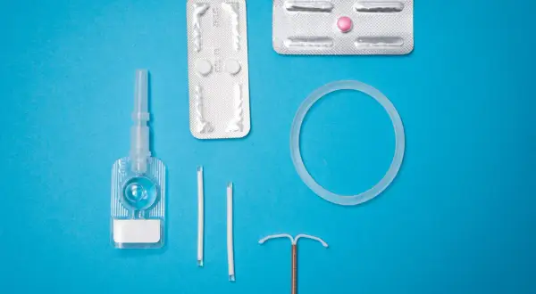 Various birth control methods including IUDs, pills, and a vaginal ring on a blue background.