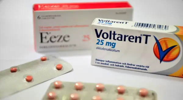 Två förpackningar med Voltaren T och Eeze, båda receptfria analgetika för smärta och inflammation.
