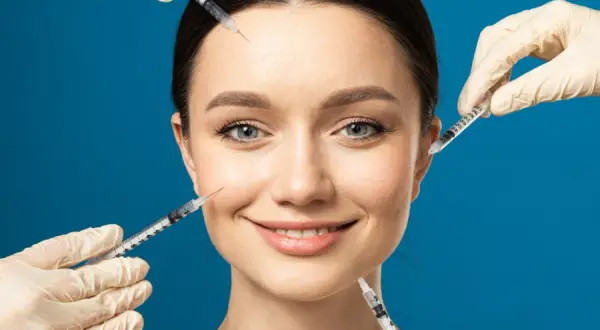 Ansiktsbehandling med botulism-toxin (botox) för att släta ut rynkor.