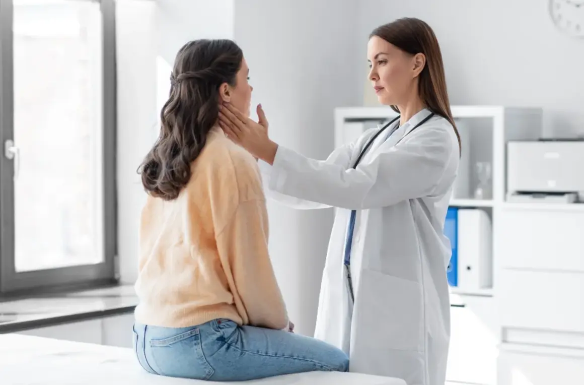 Läkare undersöker patient som upplever stickningar i kroppen.