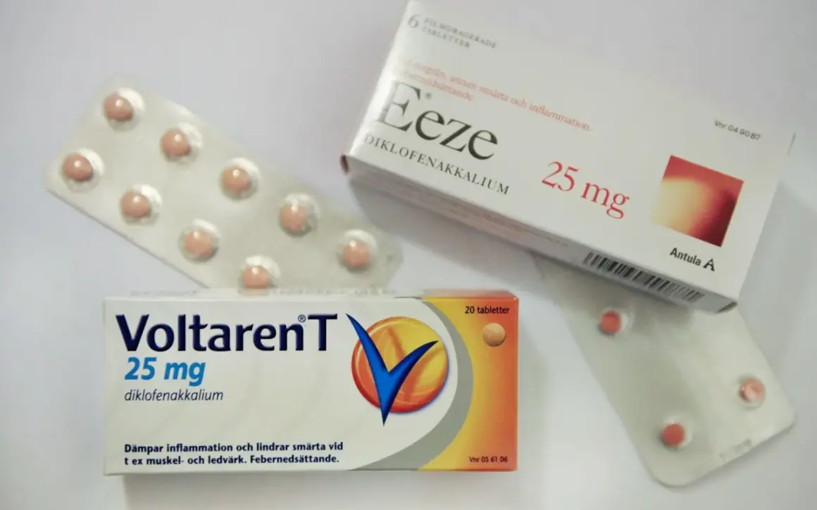 Två förpackningar med Voltaren T och Eeze, båda innehåller diklofenakkalium för smärta, inflammation och feber, samt vid migrän.