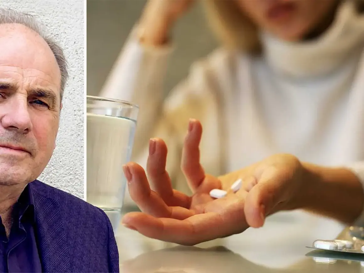 En man med bekymrat ansikte bredvid en hand som håller tabletter, kanske för att lindra migrän. Naproxen mot migrän kan vara en lösning.