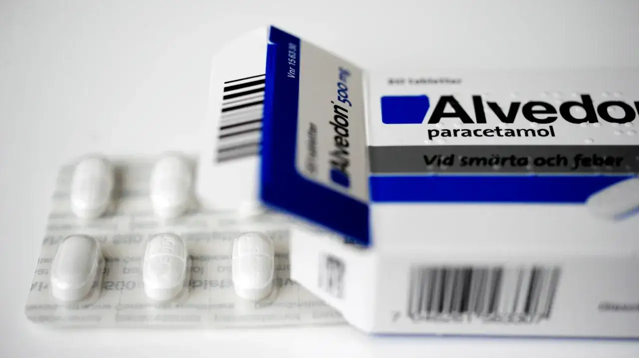 En förpackning Alvedon paracetamol och en tablettblister. Båda används vid smärta och feber, likt gabapentin.