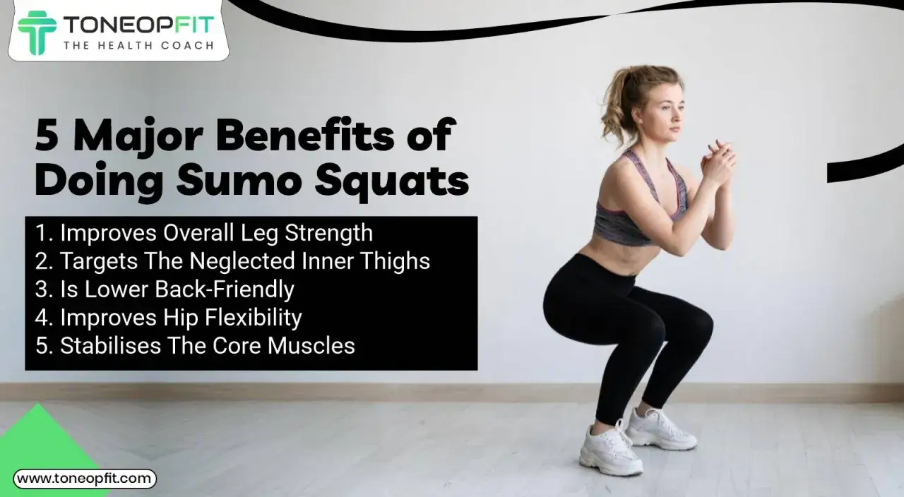 Kvinna utför sumo squat, en övning som stärker benen och inre lår.