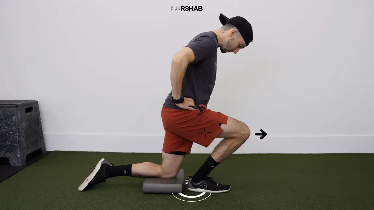Man utför en utfallsövning med fokus på dorsalflexion i foten, där tårna pekar uppåt.