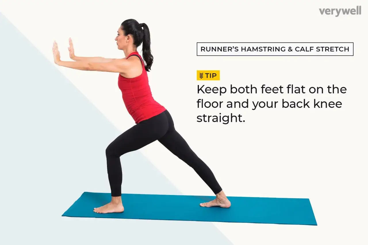 Kvinna stretchar benhinnor mot en vägg. Håll fötterna platt och bakre knät rakt för optimal stretch.