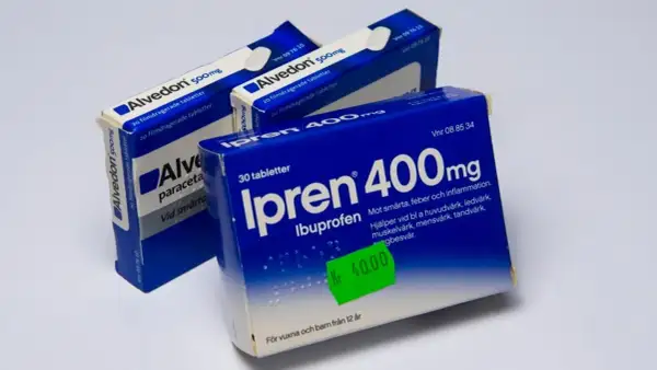 Två paket Alvedon och ett paket Ipren, vanliga läkemedel mot smärta och feber.