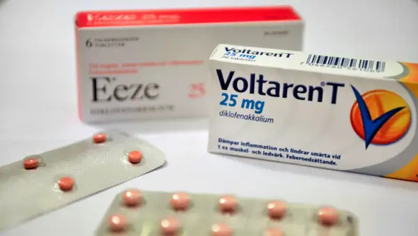 Två förpackningar med Voltaren T och Eeze, båda receptfria analgetika för smärta och inflammation.
