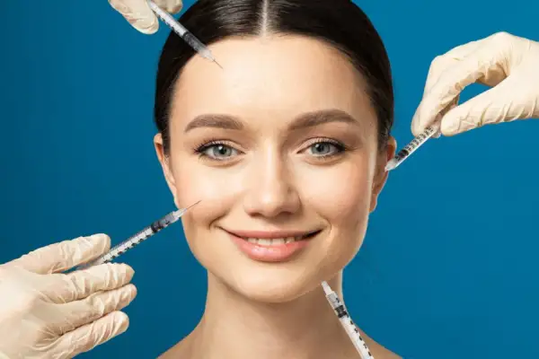 Ansiktsbehandling med botulism-toxin (botox) för att släta ut rynkor.